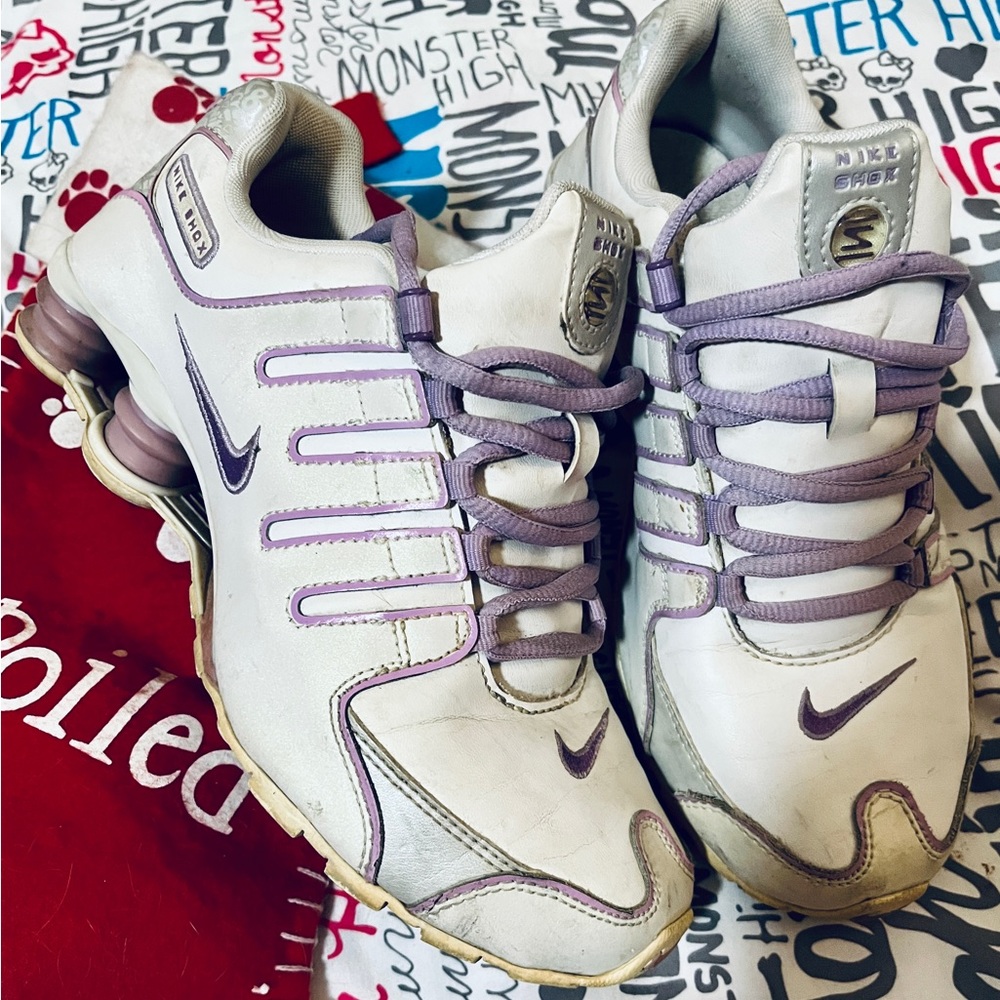 Nike Shox with a Pearlescent sheen 5.5Y